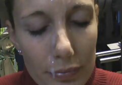Obtiene una palmada y se inserta en el culo en Sybian follando brasileñas y se pone DURO